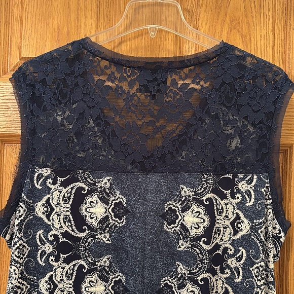 French Blue Woman - sleeveless navy and white shirt with lace - Picture 4 of 10